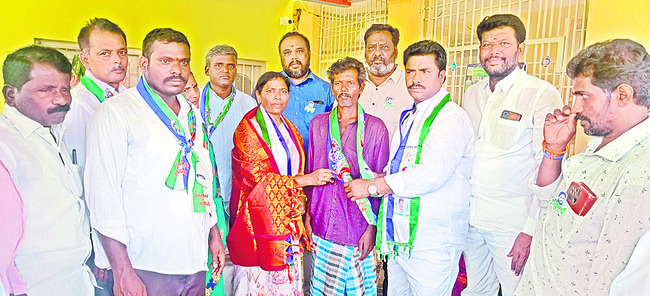 బంగారుపాళెం: టీడీపీ కార్యకర్తలను పార్టీలోకి
ఆహ్వానిస్తున్న డాక్టర్ సునీల్కుమార్2