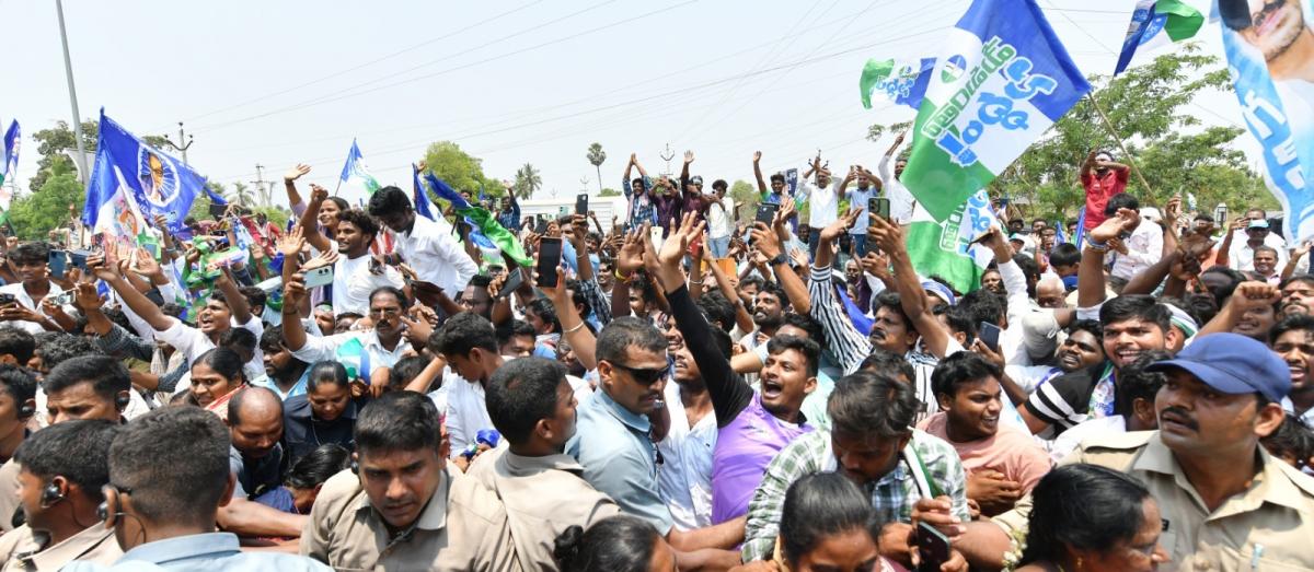 YS Jagan Mohan Reddy Memantha Siddham Bus Yatra at Gannavaram Photos - Sakshi4