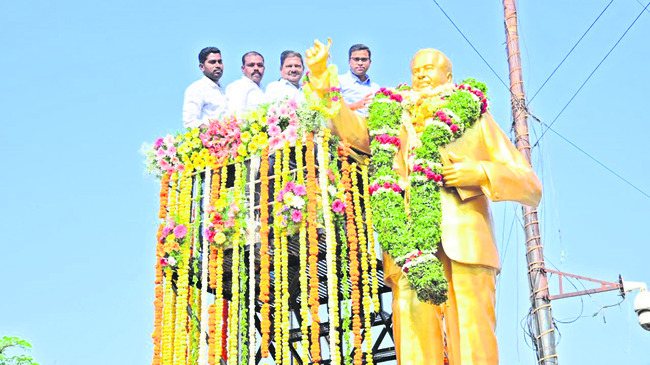 జిల్లా కేంద్రంలో అంబేడ్కర్‌ విగ్రహానికి
పూలమాల వేస్తున్న కలెక్టర్‌ ఉదయ్‌కుమార్‌  
1