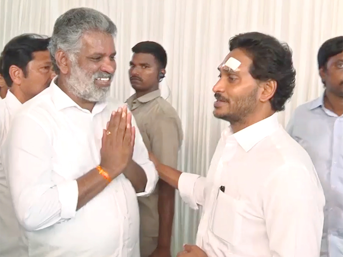 CM YS Jagan Resumes Bus Yatra After Stone Pelting Incident Photos - Sakshi17