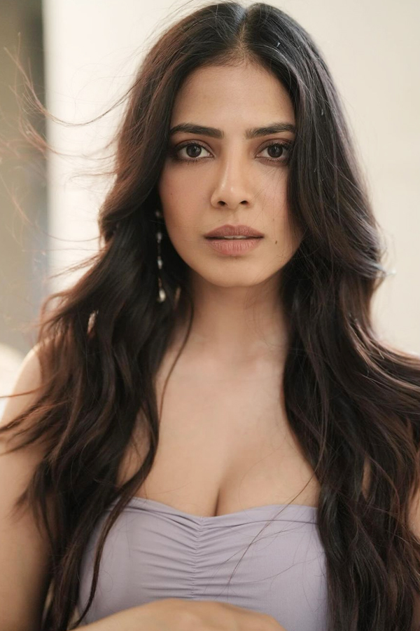 'Thangalaan' Beauty Malavika Mohanan Photos Viral - Sakshi12