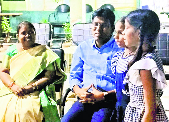 పిల్లలతో న్యాయమూర్తులు1