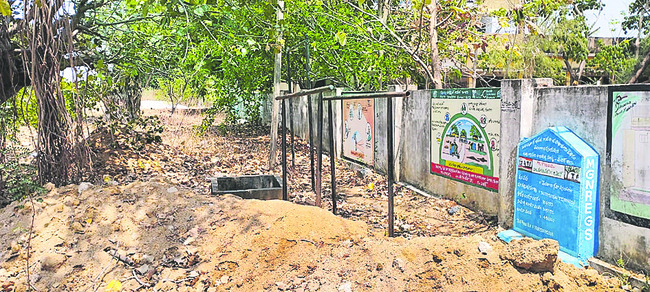 కొర్విపల్లి క్రీడా ప్రాంగణంలో నిరుపయోగంగా పరికరాలు 1