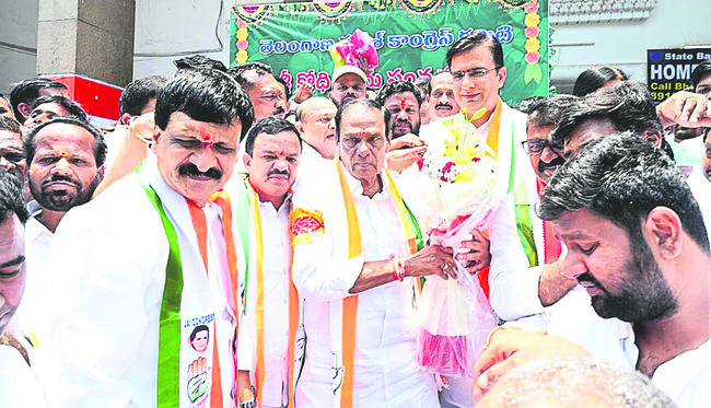 మదన్‌రెడ్డికి పుష్పగుచ్ఛం అందజేస్తున్న ఏఐసీసీ ప్రధాన కార్యదర్శి రోహిత్‌ చౌదరి 3