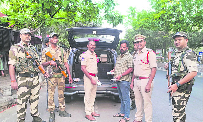 నగదును స్వాధీనం చేసుకుంటున్నవన్‌ టౌన్‌ సీఐ, పోలీసులు1