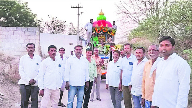 ఉత్సవ మూర్తుల ఊరేగింపులో భక్తులు2
