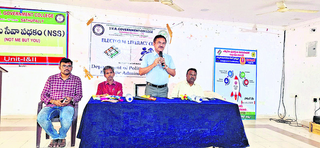 మాట్లాడుతున్న అదనపు కలెక్టర్‌ మధుసూదన్‌ 2