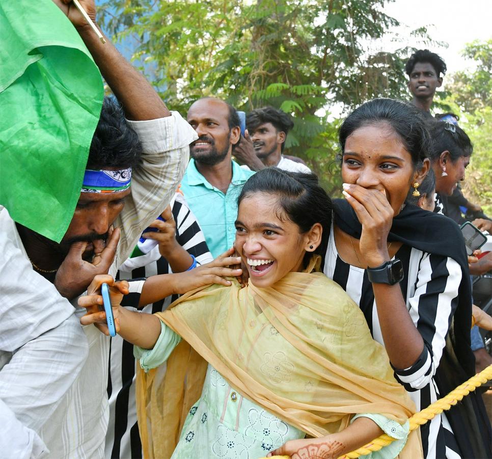 Memantha Siddham CM Jagan Bus Yatra In West Godavari Photos - Sakshi20