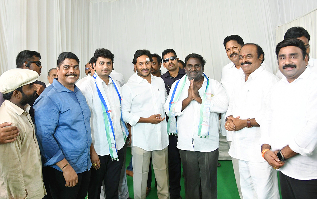 Memantha Siddham CM Jagan Bus Yatra West Godavari Photos - Sakshi9