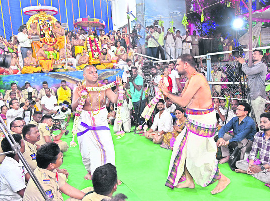 మాలమార్పిడి నృత్యం చేస్తున్న అర్చకులు3