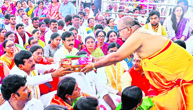 స్వామివారికి వస్త్రాలు సమర్పిస్తున్న మంత్రి పొంగులేటి శ్రీనివాసరెడ్డి దంపతులు7