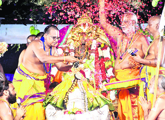 సీతమ్మ వారి మెడలో మాంగల్యాన్ని వేస్తూ...4