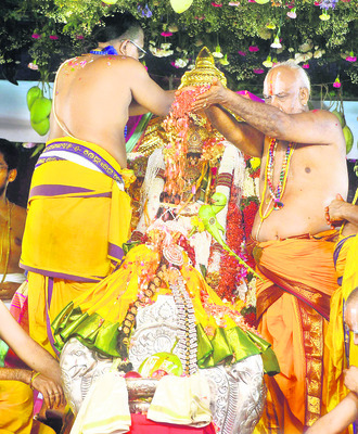 సీతారాములపై తలంబ్రాలు పోస్తున్న అర్చక స్వాములు2