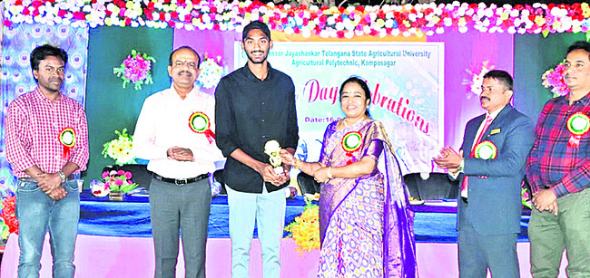 విద్యార్థులకు బహుమతులు అందజేస్తున్న డైరెక్టర్‌ జమునా రాణి
1