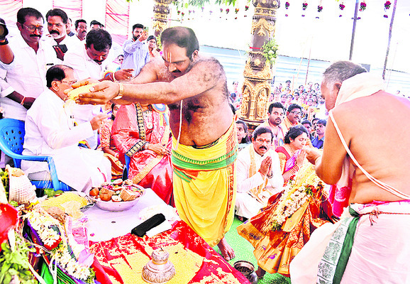 తలంబ్రాలు పోస్తున్న అర్చకులు3