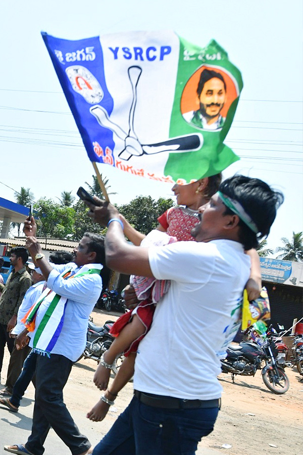 ‘మేమంతా సిద్ధం’ బస్సు యాత్ర.. సీఎం జగన్‌కు బ్రహ్మరథం పట్టిన కోనసీమ ...