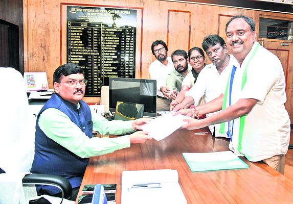 నామినేషన్‌ సమర్పిస్తున్న చిత్తూరు ఎమ్మెల్యే అభ్యర్థి విజయానందరెడ్డి2