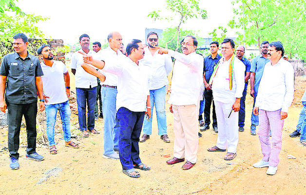 ఏర్పాట్లను పరిశీలిస్తున్న మంత్రి తుమ్మల, ఎమ్మెల్యే మురళీనాయక్, అభ్యర్థి బలరాంనాయక్1
