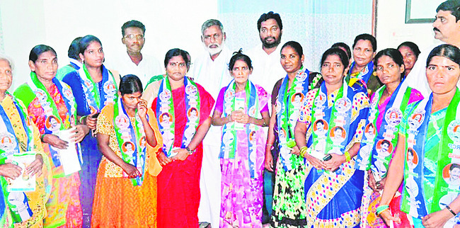 కంచికచర్లలో పార్టీలో చేరినవారితో ఎమ్మెల్సీ అరుణకుమార్, సురేష్బాబు 1