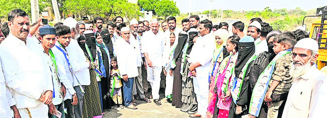 పార్టీలో చేరిన నక్కబండకు చెందిన ముస్లింలతో మంత్రి పెద్దిరెడ్డి 1