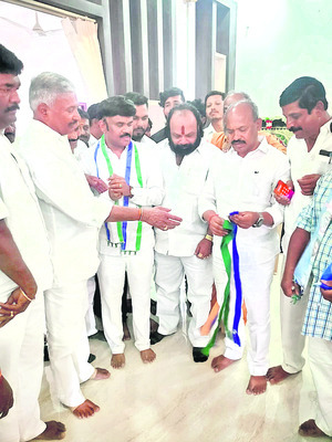 గణేష్యాదవ్ను పార్టీలోకి ఆహ్వానిస్తున్న మంత్రి పెద్దిరెడ్డి5