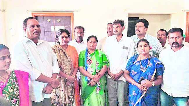 రమాదేవితో చంద్రశేఖర్రెడ్డి, శైలజాచరణ్రెడ్డి 3