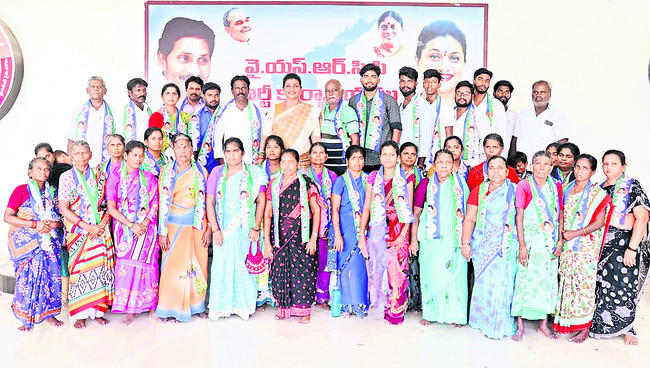 పార్టీలో చేరిన నేతలతో మంత్రి రోజా2