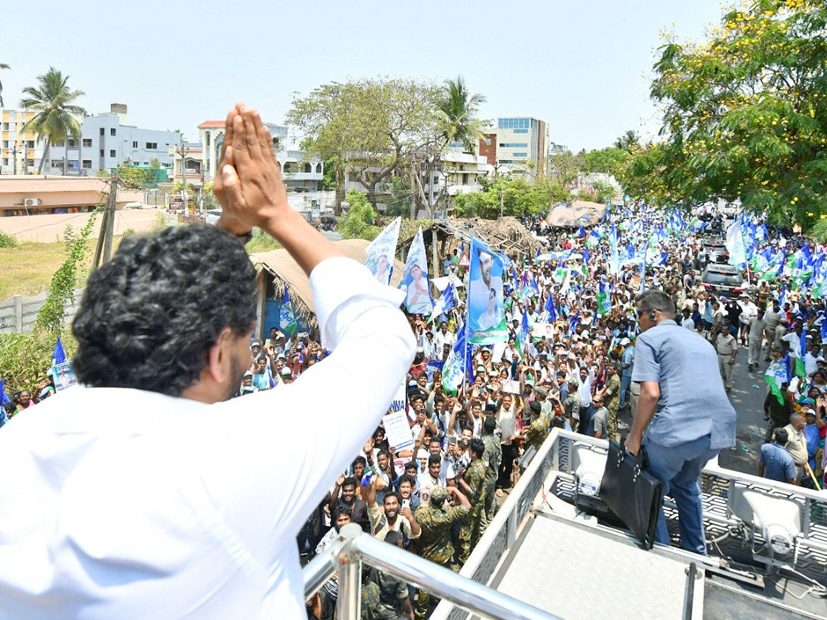 CM YS Jagan Memantha Siddham Bus Yatra Photos - Sakshi14