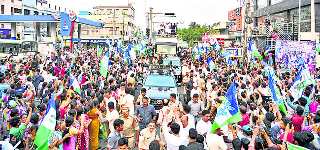 బారులు తీరి.. చెంతకు చేరి..1