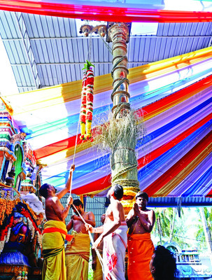 ధ్వజావరోహనం చేస్తున్న అర్చక పండితులు
2