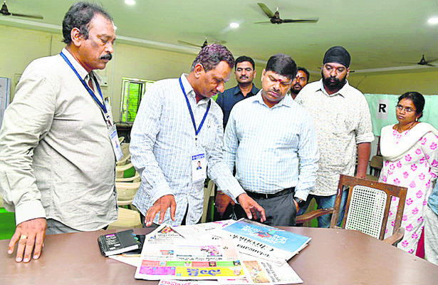 మీడియా సెంటర్ను పరిశీలిస్తున్న
అశ్వినికుమార్ పాండే1