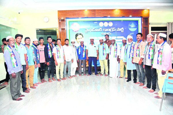 పార్టీలో చేరిన మైనారిటీ నేతలతో ఎమ్మెల్యే అభ్యర్థి విజయానందరెడ్డి1