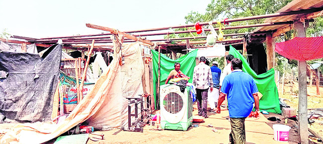 కరకగూడెంలో ఎగిరిపోయిన ఇంటి పైకప్పు రేకులు 1