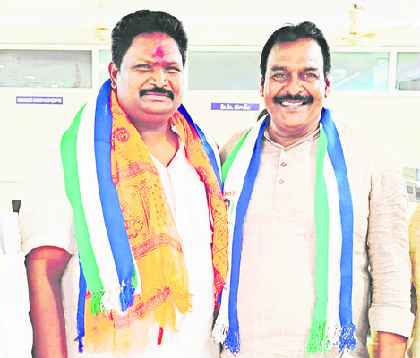 విలేకరులతో మాట్లాడుతున్న ఎంపీ అభ్యర్థి రాపాక 1