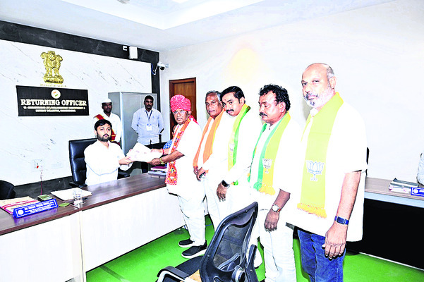 నామినేషన్ సమరిస్తున్న బీజేపీ అభ్యర్థి
సీతారాంనాయక్1