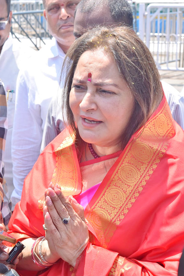 Actress Jaya Prada Visits Tirumala Srivari Temple Photos - Sakshi4