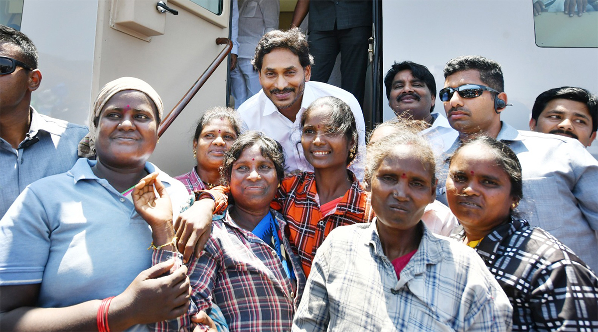 Memantha Siddham cm jagan Bus Yatra Day 8 Photos - Sakshi2