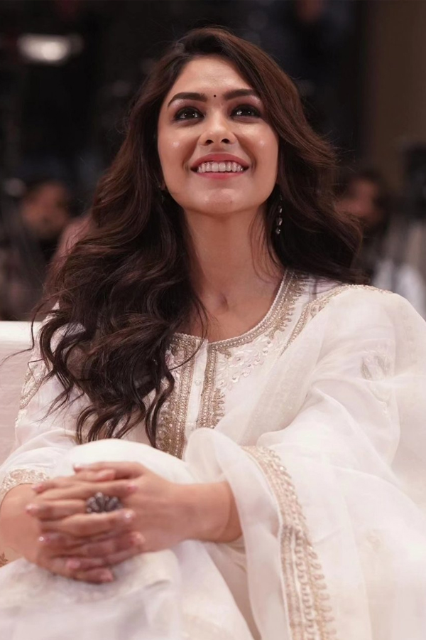 saree and styles check these heroins latest looks - Sakshi10