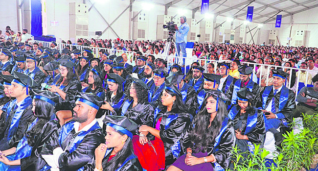 గ్రాడ్యుయేషన్ డేలో పాల్గొన్న విద్యార్థులు, పూర్వ విద్యార్థులు 1