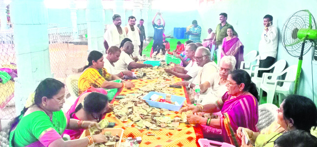 కానుకలను లెక్కిస్తున్న బ్యాంకు సిబ్బంది 1