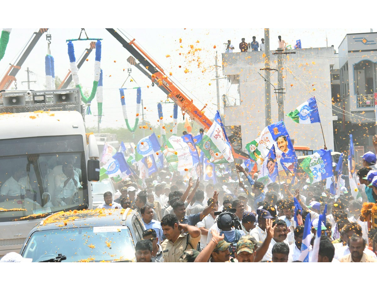 CM YS Jagan Memantha Siddham Bus Yatra in Prakasam District Photos - Sakshi30