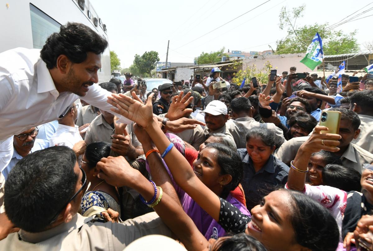 CM YS Jagan Memantha Siddham Bus Yatra At Vinukonda Photos - Sakshi2