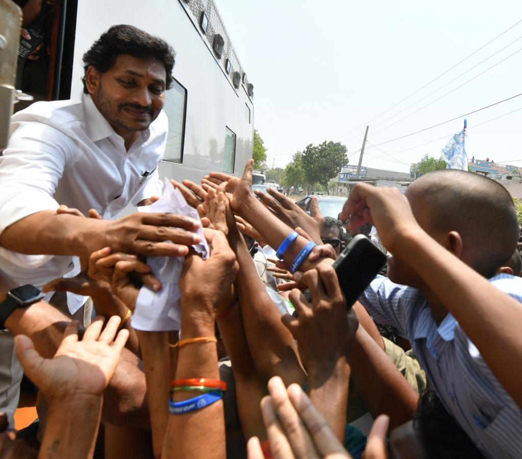 CM YS Jagan Memantha Siddham Bus Yatra At Vinukonda Photos - Sakshi5