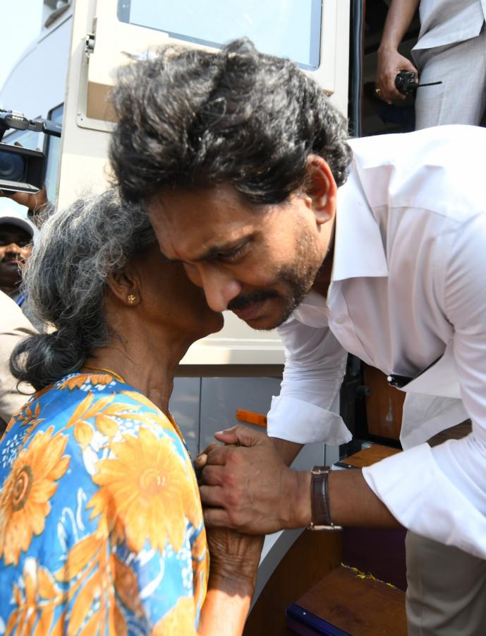 CM YS Jagan Memantha Siddham Bus Yatra At Vinukonda Photos - Sakshi6