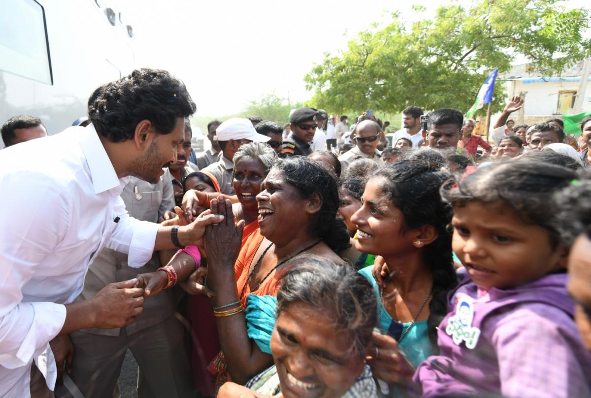 CM YS Jagan Memantha Siddham Bus Yatra At Vinukonda Photos - Sakshi9
