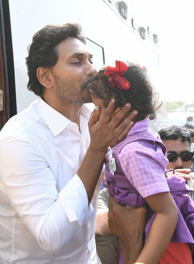 CM YS Jagan Memantha Siddham Bus Yatra At Vinukonda Photos - Sakshi10
