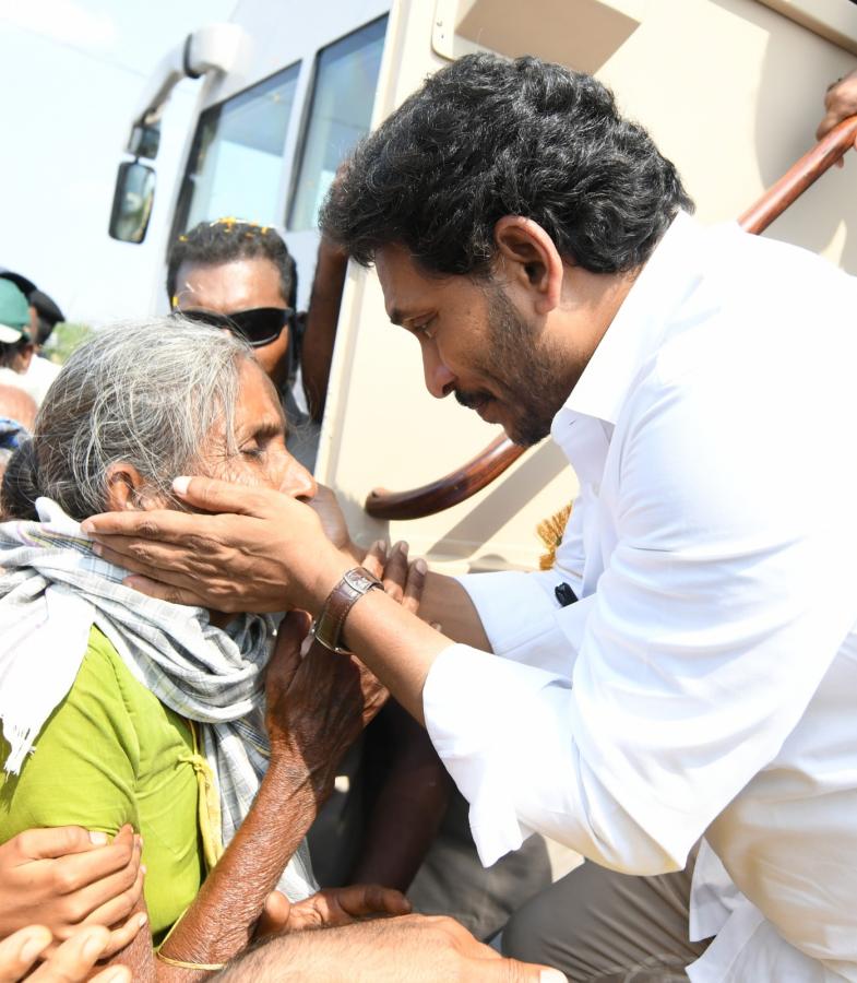 CM YS Jagan Memantha Siddham Bus Yatra At Vinukonda Photos - Sakshi11