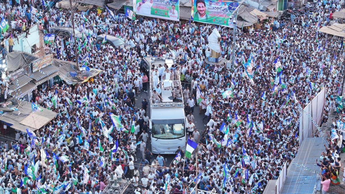 CM YS Jagan Memantha Siddham Bus Yatra At Vinukonda Photos - Sakshi3