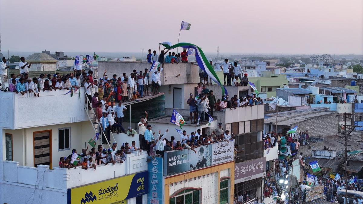 CM YS Jagan Memantha Siddham Bus Yatra At Vinukonda Photos - Sakshi12