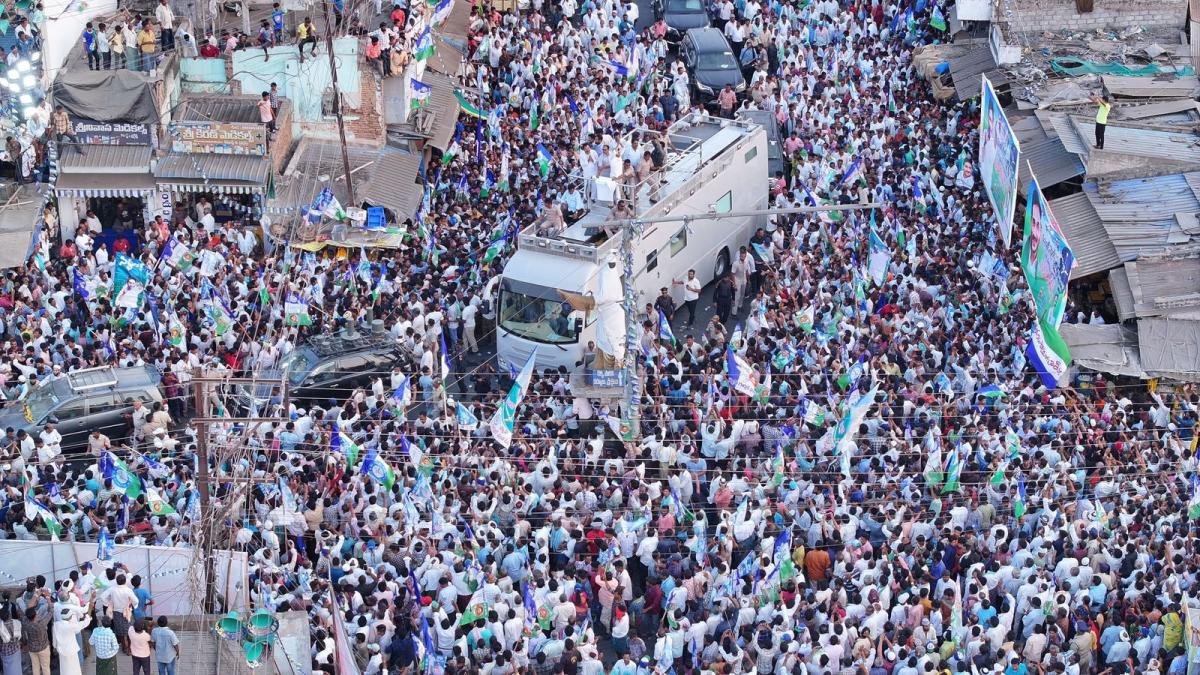 CM YS Jagan Memantha Siddham Bus Yatra At Vinukonda Photos - Sakshi29